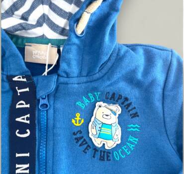 Бебешки суитчър с качулка и принт CHICCO - снимка 2 - Суитчъри/жилетки за момче - Yomi.Kids