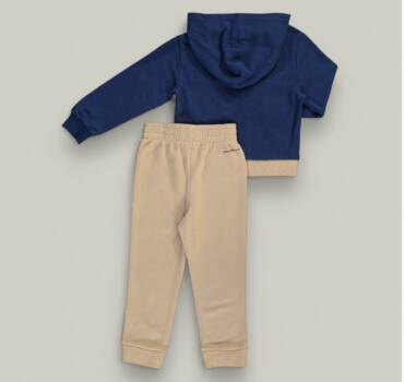 Детски спортен комплект за момче SKECHERS в тъмно синьо и бежово от 2 чaсти- снимка 2 - Комплекти за момче - Yomi.Kids