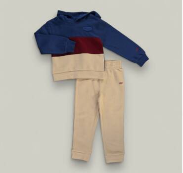 Детски спортен комплект за момче SKECHERS в тъмно синьо и бежово от 2 части - снимка 1 - Комплекти за момче - Yomi.Kids