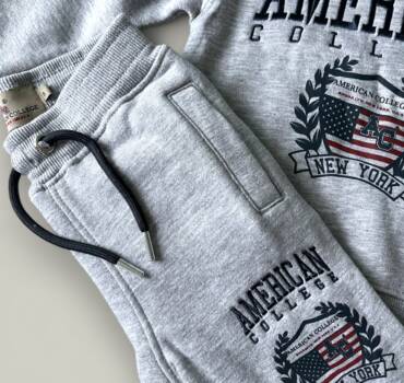 Детски спортен комплект за момче AMERICAN COLLEGE от 2 части - снимка 3 - Комплекти за момче - Yomi.Kids