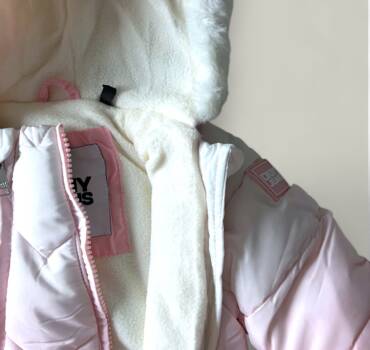 Бебешки космонавт DKNY JEANS в преливащи розови нюанси - снимка 3 - Якета за момиче - Yomi.Kids