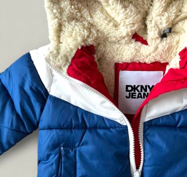 Детско зимно яке за момче DKNY JEANS в синьо, бяло и червено - снимка 2 - Якета за момче - Yomi.Kids