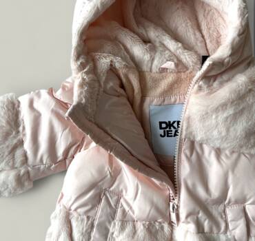 Детско зимно яке за момиче DKNY JEANS в бледо розово - снимка 2 - Якета за момиче - Yomi.Kids