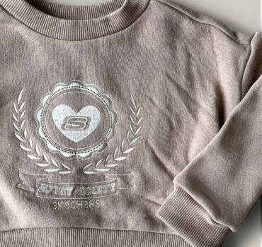 Детски комплект за момиче SKECHERS от 2 части в цвят мока - спортен панталон wide leg и суитшърт без качулка с бродерия, леко ватиран за студените зимни дни. - снимка 2 - Комплекти за момиче - Yomi.Kids