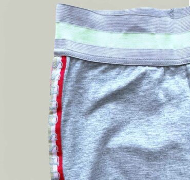 Детски спортен клин GUESS за момиче в сиво - снимка 2 - Тийн момиче - Yomi.Kids