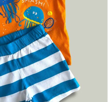 Комплект CHICCO Octopus в синьо и оранжево, включва потник без ръкав и принт и къс панталон със скрит ластик в талията, с десен на райе. - снимка 2 - Комплекти с къс ръкав за момче - Yomi.Kids