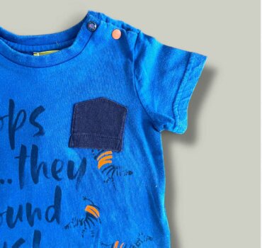 Тениска CHICCO Zebra в синьо, с къс ръкав, с тик так копченца на рамото, с джобче и принт. Състав: 100% Памук - снимка 2 - Тениски и потници за момче - Yomi.Kids