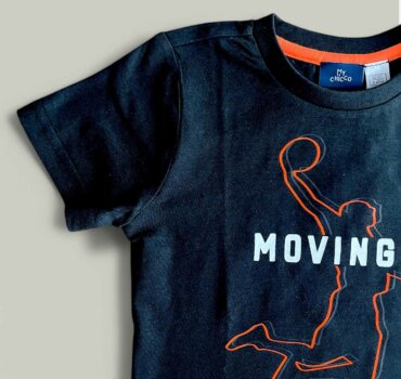 Тениска CHICCO MovingOn в черно - снимка 2 - Тениски и потници за момче - Yomi.Kids