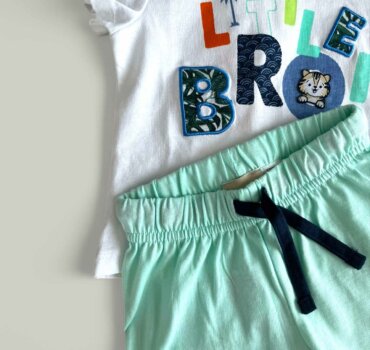 Комплект CHICCO Bro в бяло и мента, включва тениска с къс ръкав, с принт и бродерия и къс панталон със скрит ластик и връзки в талията. - снимка 2 - Комплекти с къс ръкав за момче - Yomi.Kids