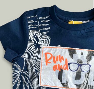 Тениска CHICCO Run в тъмно синьо, с къс ръкав, с тик так копченца на рамото, с принт. Състав: 100% Памук - снимка 2 - Тениски и потници за момче - Yomi.Kids