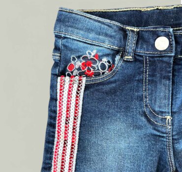 Къс дънков панталон CHICCO с бродерия, в тъмно синьо - снимка 2 - Къси панталони за момиче - Yomi.Kids